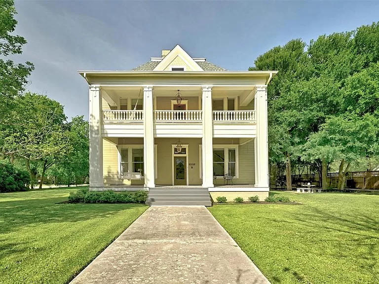 “The Cibilo House” front yard and entrance (photo courtesy of  Blairfield Realty).