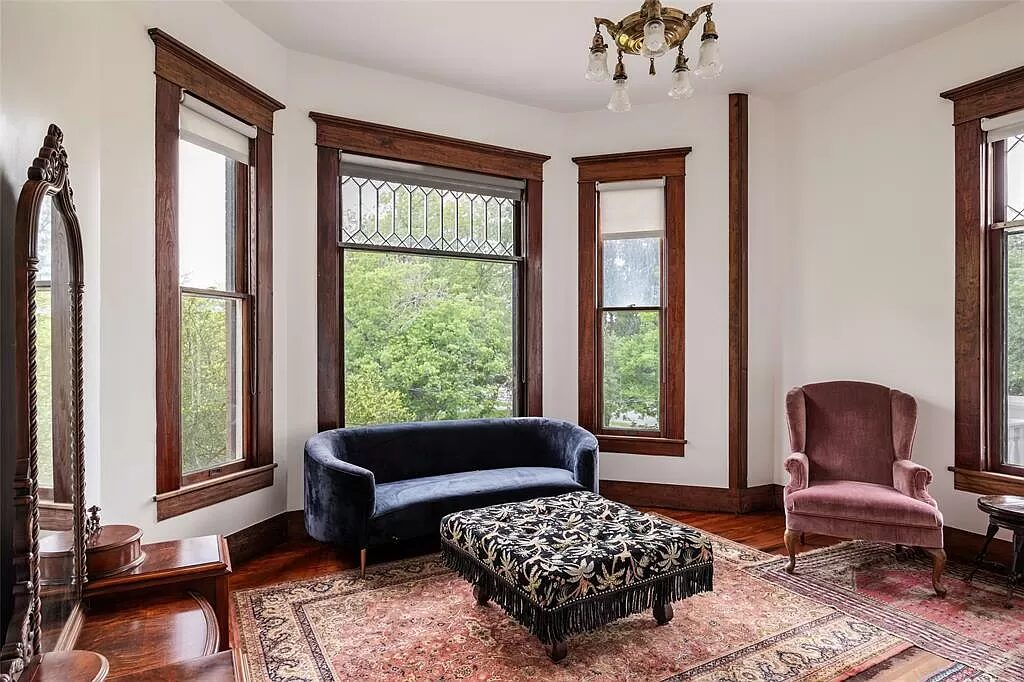 703 W San Antonio Street (photo courtesy of Douglas Elliman)
