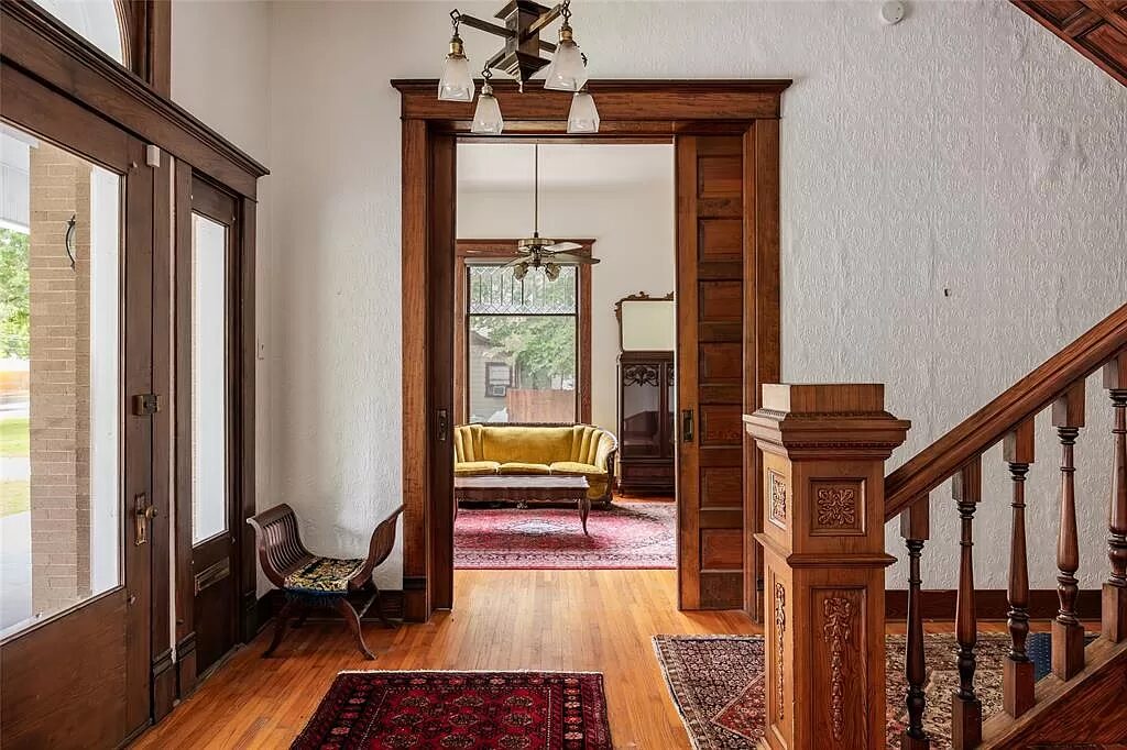 703 W San Antonio Street (photo courtesy of Douglas Elliman)