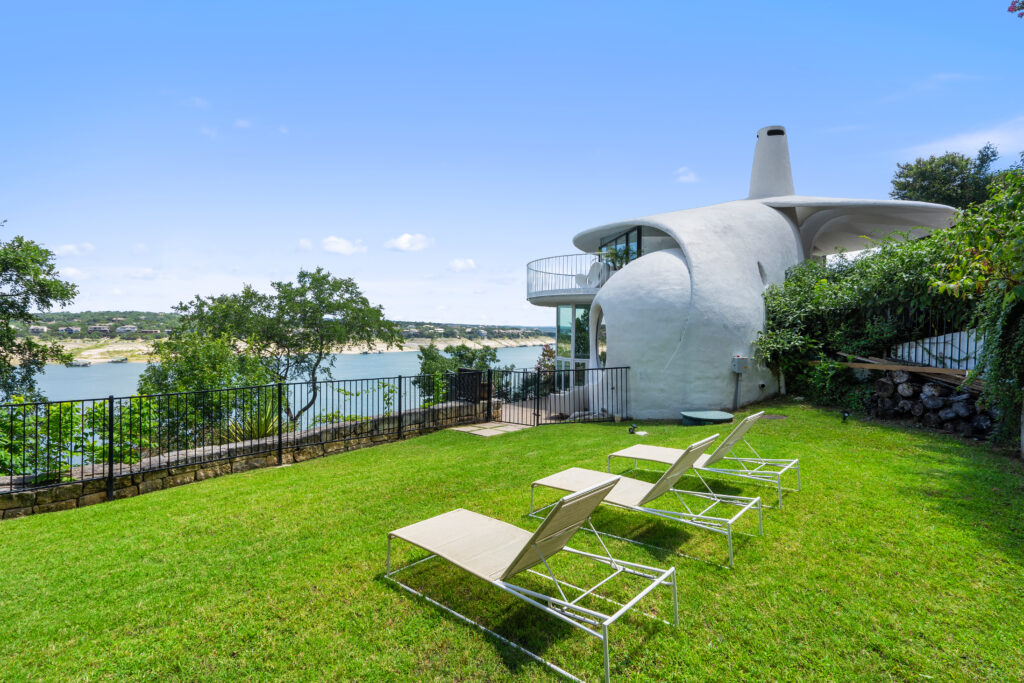 The Sand Dollar House (Photo by JPM Real Estate Photography / Compass)
