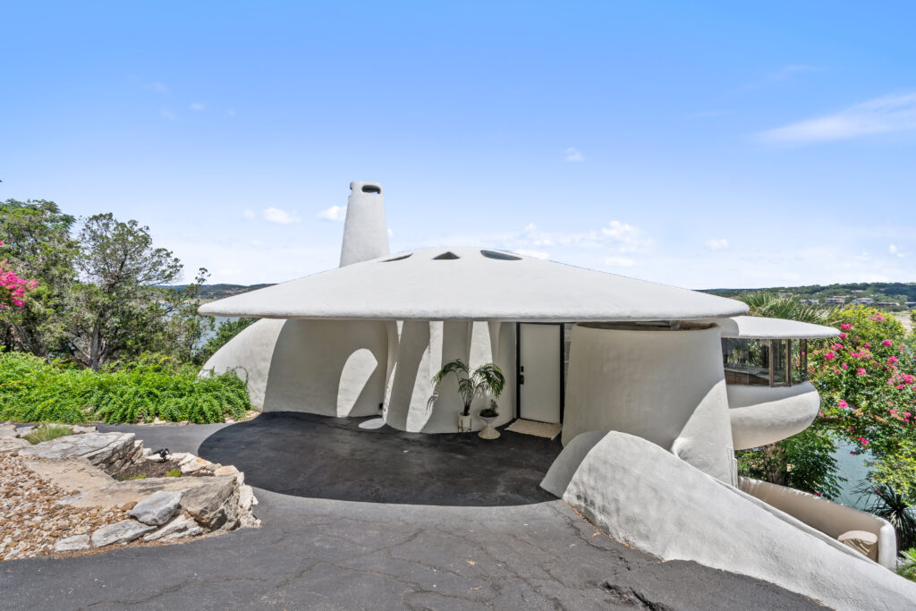 The Sand Dollar House (Photo by JPM Real Estate Photography / Compass)