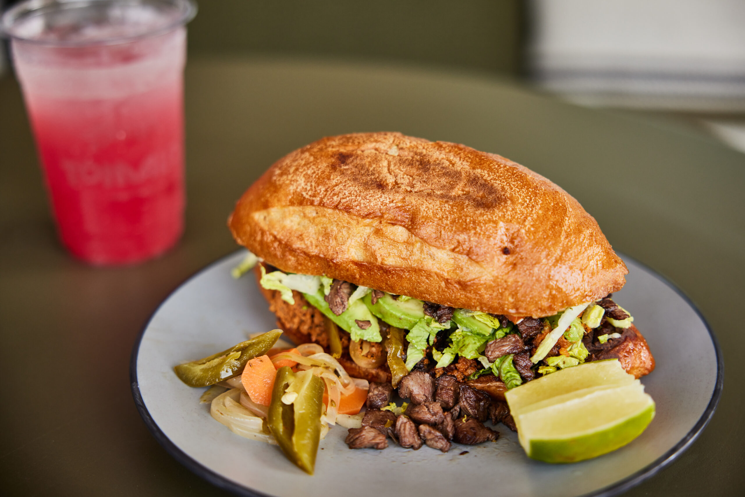 Tómalo Grill's hamburguesa con guacamole.