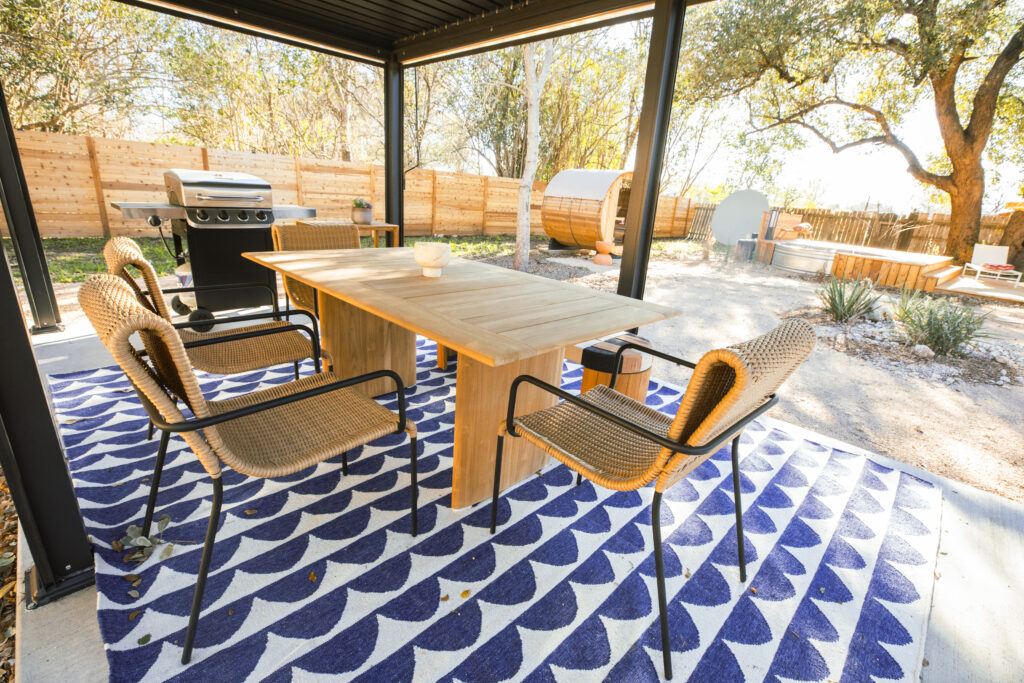 Outdoor dining area + grill