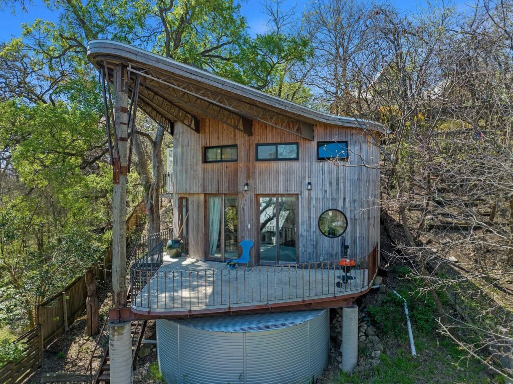 801 Post Oak St. treehouse