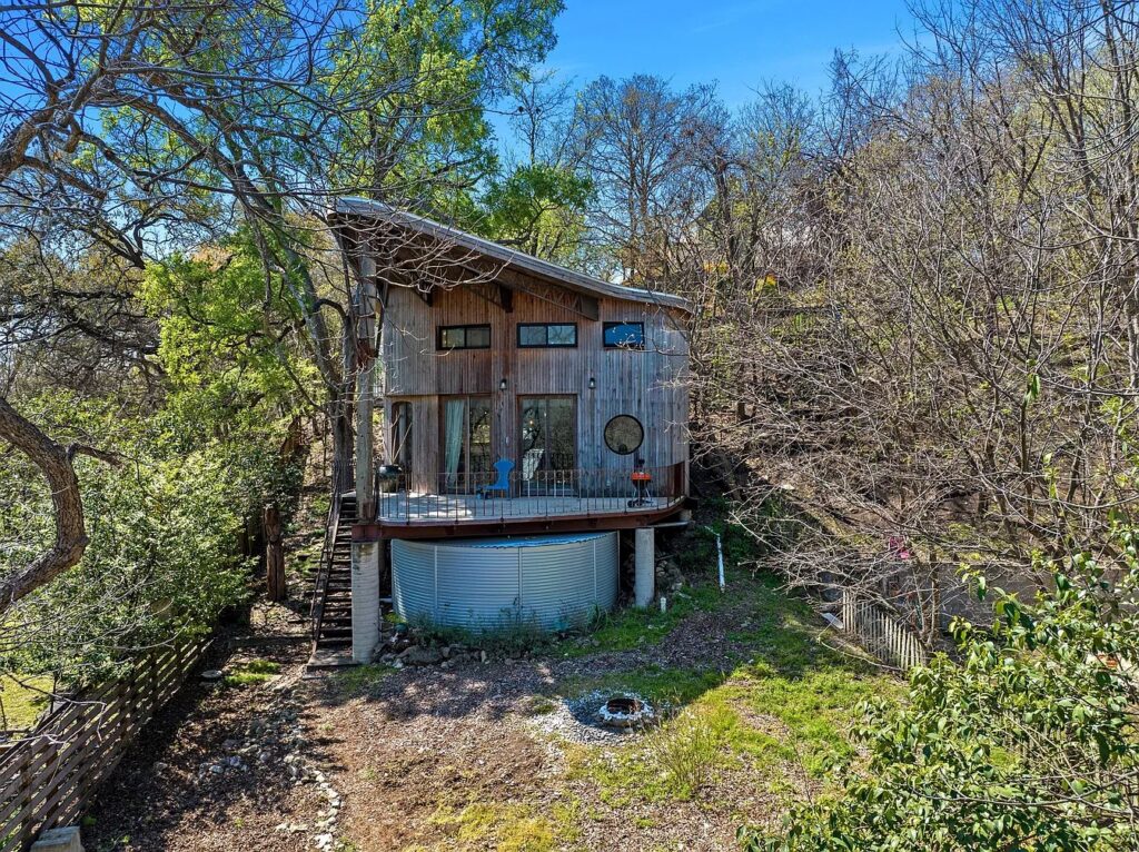 801 Post Oak St front yard