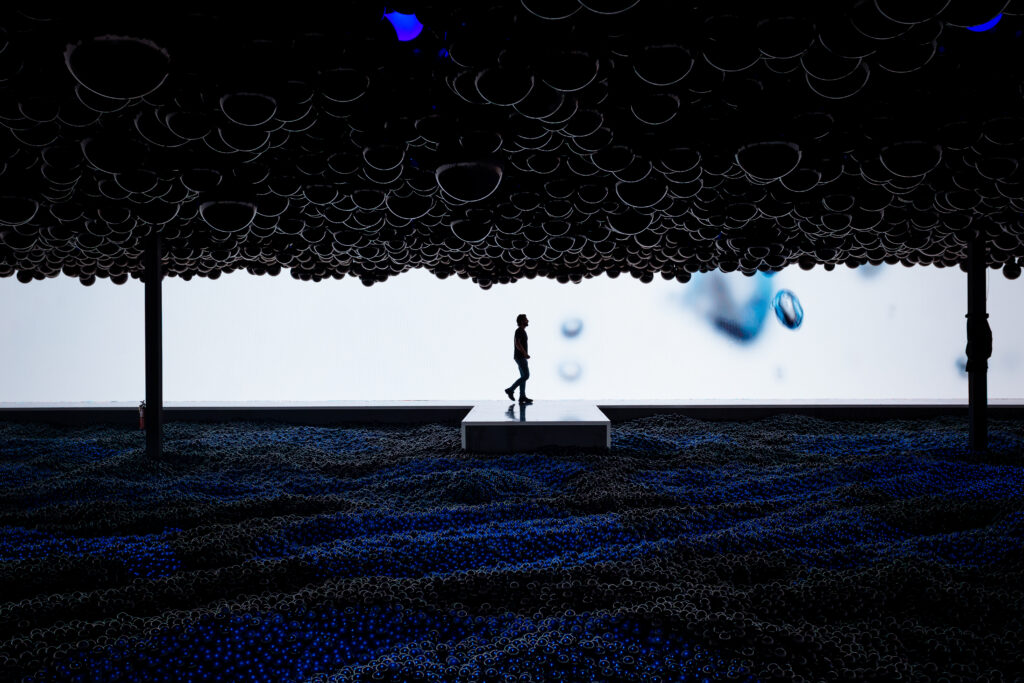 “Hyperstellar” by Hyperstudio is an aerial light installation exploring perception, motion, and gravity through synchronized movement and immersive visuals.