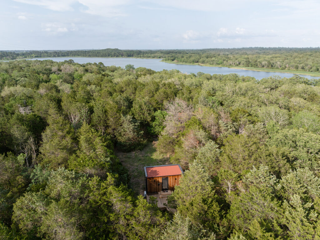 A bird’s-eye view of The Bloom, one of two Nordic-inspired ÖÖD Mirror Houses just minutes from the lake.