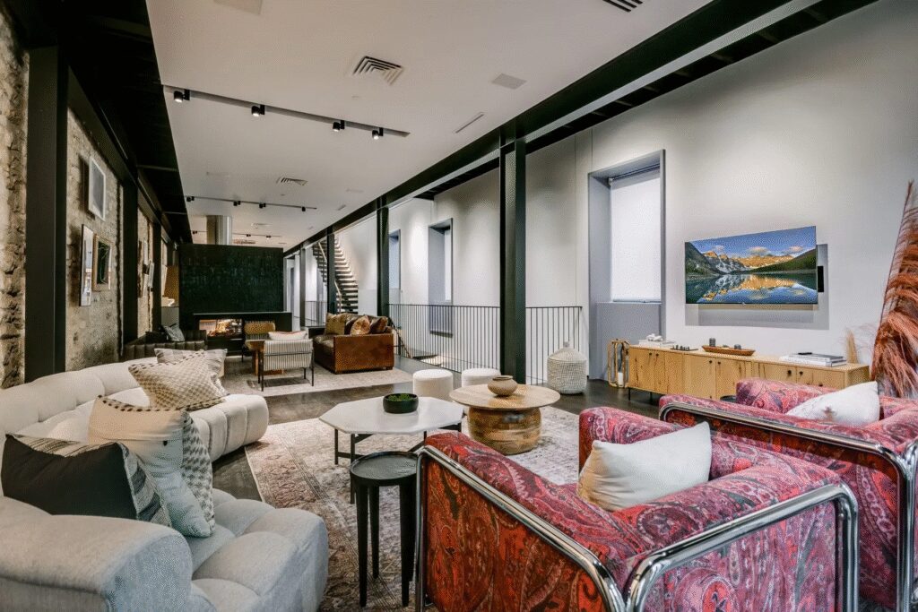 811 Congress Avenue's living room.