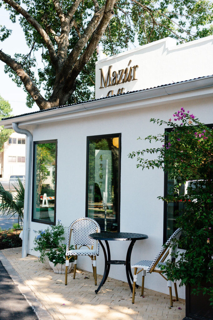 Mazúr's outdoor seating and front entrance.