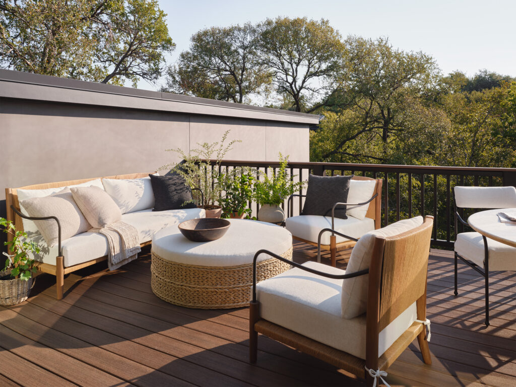 HBX110125WH_AmberLewis_004