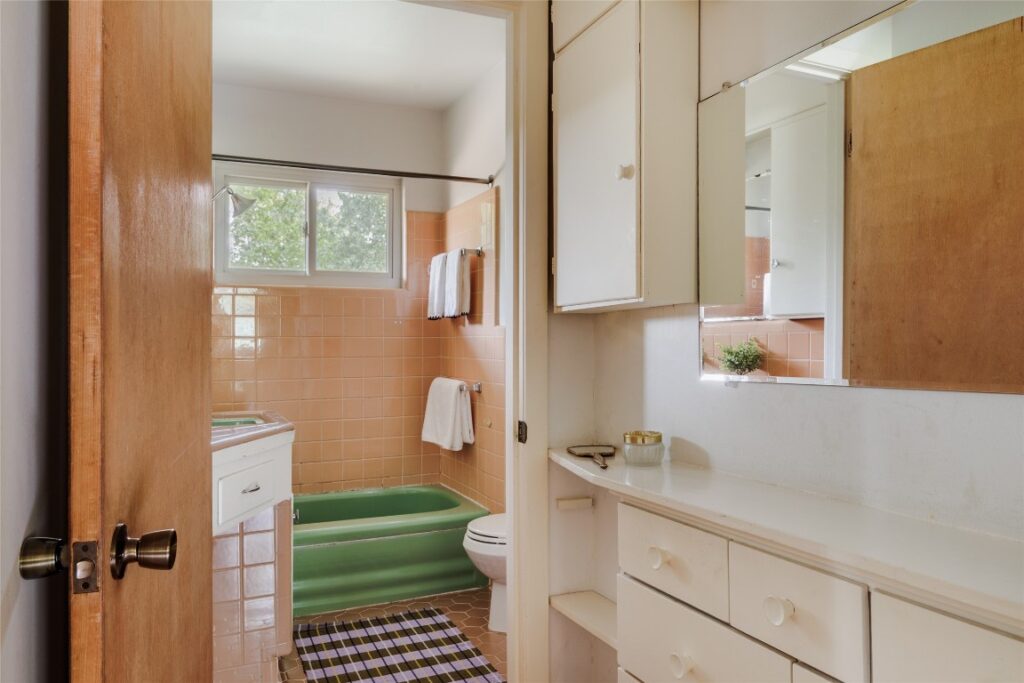 2300 Westworth Circle