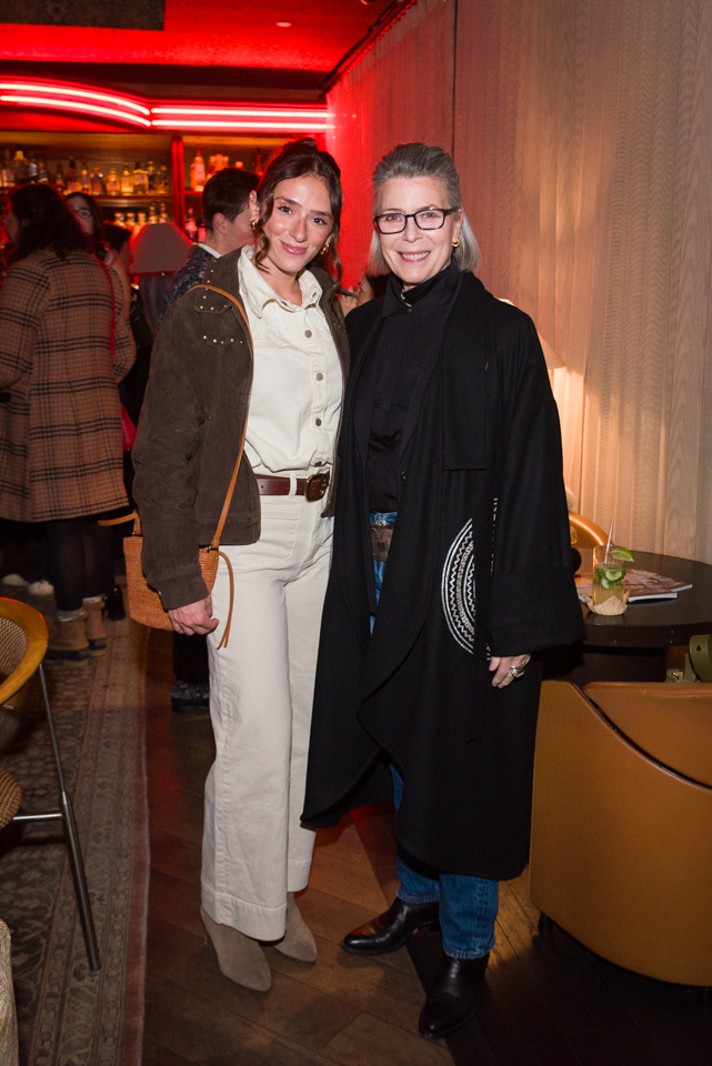 Emma Jacobsen, Sara Carter