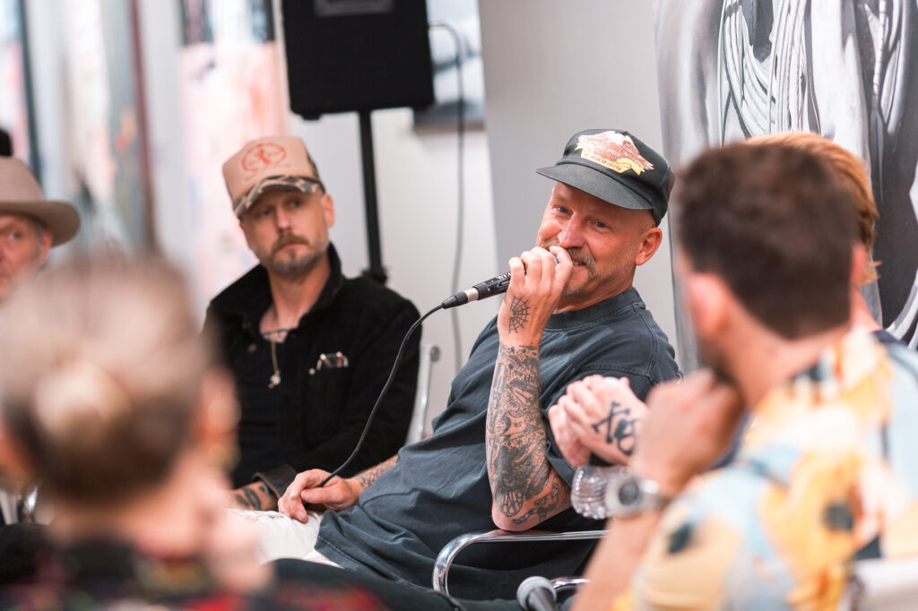 Artist Terry Urban discusses Western art with gallery director and moderator Allee Beatty during a public reception and artist talk at West Chelsea Contemporary. (Courtesy of West Chelsea Contemporary)