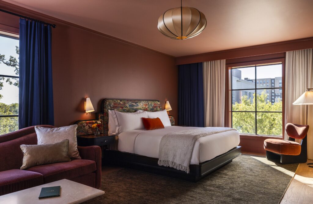 King bed guest room at Hotel Daphne