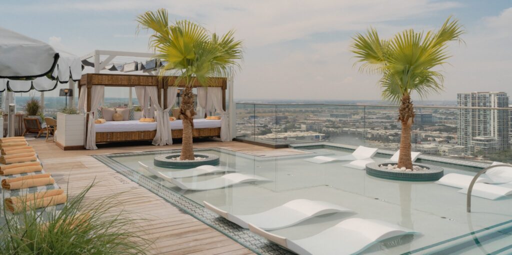 rooftop pool at Hôtel Swexan in Dallas, Texas.
