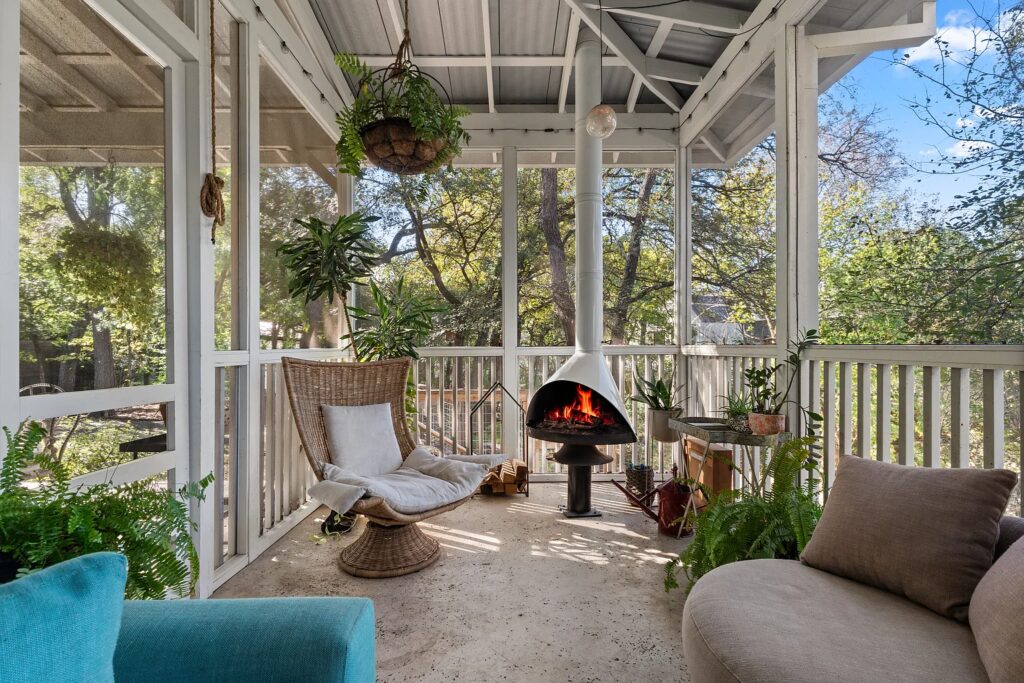 703 E Live Oak St
