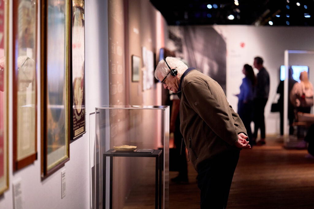 Visitors experience “Titanic. The Human Story” through an immersive audio guide that traces the real passenger stories behind the ship’s final night in 1912.