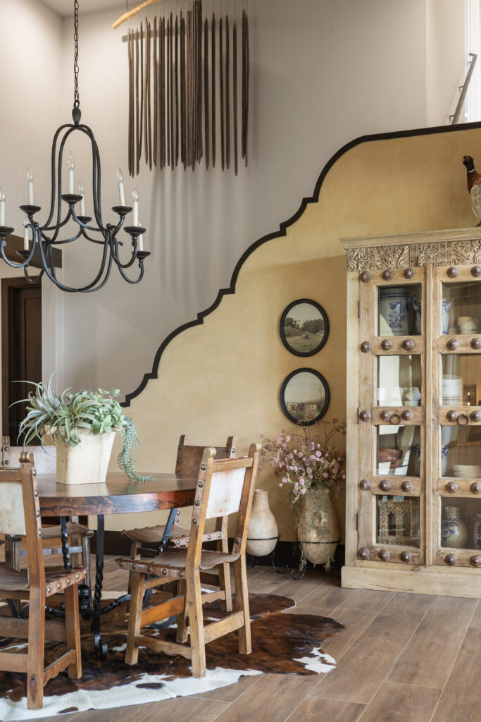 A sculpted adobe-style wall and collected furniture give Casa Zia’s dining room the feel of a home shaped over generations. (Photo by Brittany Dawn Photography)